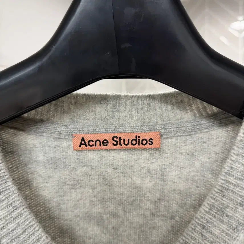 [BUNJANG] Acne Studios V-Neck Wool Cashmere Knit (Size L) / 아크네스튜디오 브이넥 울 캐시미어 니트 L (Acne Studios)