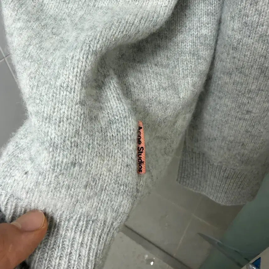 [BUNJANG] Acne Studios V-Neck Wool Cashmere Knit (Size L) / 아크네스튜디오 브이넥 울 캐시미어 니트 L (Acne Studios)