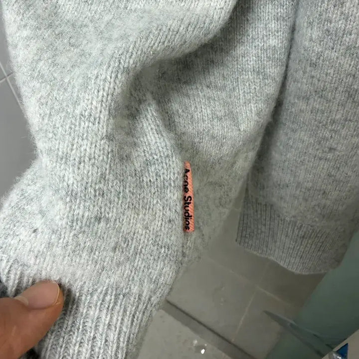 [BUNJANG] Acne Studios V-Neck Wool Cashmere Knit (Size L) / 아크네스튜디오 브이넥 울 캐시미어 니트 L (Acne Studios)