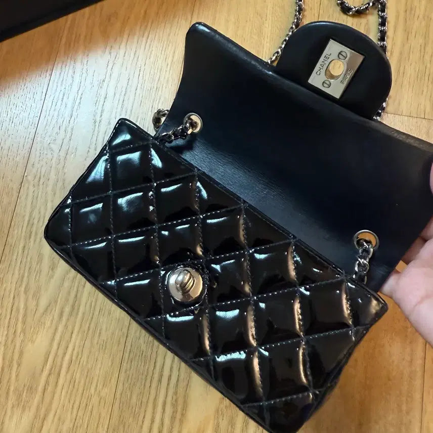 [BUNJANG] Chanel Extra Mini Enamel Patent Crossbody Bag / 정품 샤넬 엑스트라 미니 에나멜 페이던트 은장 크로스백 가방