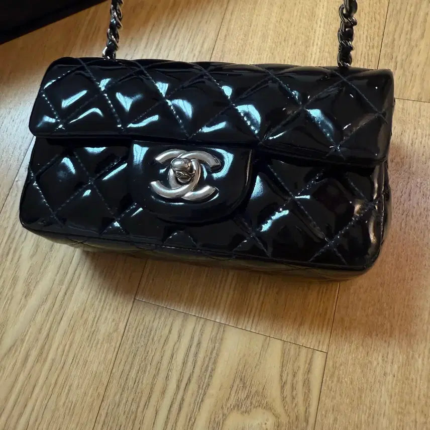 [BUNJANG] Chanel Extra Mini Enamel Patent Crossbody Bag / 정품 샤넬 엑스트라 미니 에나멜 페이던트 은장 크로스백 가방