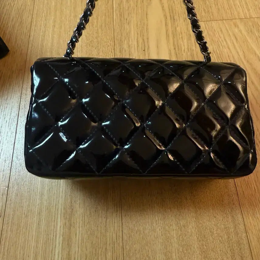 [BUNJANG] Chanel Extra Mini Enamel Patent Crossbody Bag / 정품 샤넬 엑스트라 미니 에나멜 페이던트 은장 크로스백 가방