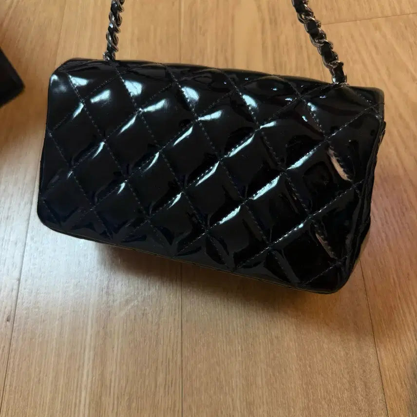 [BUNJANG] Chanel Extra Mini Enamel Patent Crossbody Bag / 정품 샤넬 엑스트라 미니 에나멜 페이던트 은장 크로스백 가방