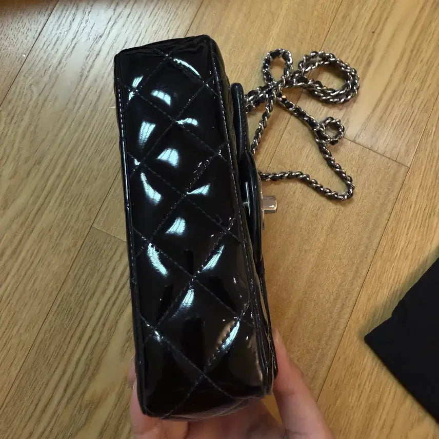 [BUNJANG] Chanel Extra Mini Enamel Patent Crossbody Bag / 정품 샤넬 엑스트라 미니 에나멜 페이던트 은장 크로스백 가방