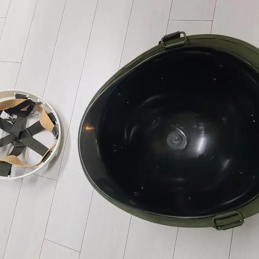 [BUNJANG] Film/Exhibition Prop Helmet / 영화, 전시 연출용 헬멧