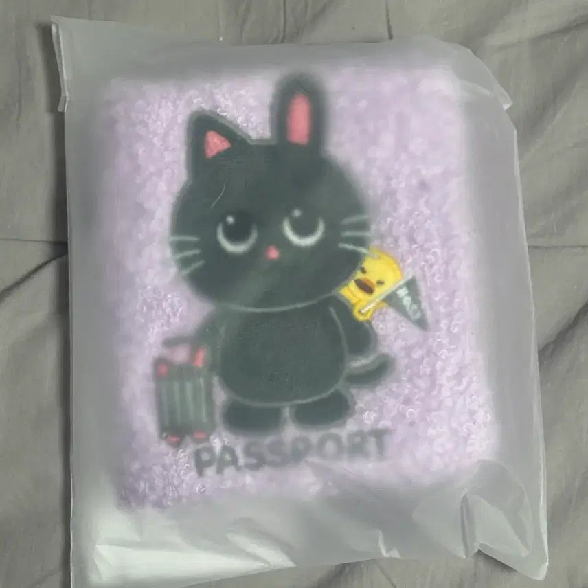 [BUNJANG] BOYNEXTDOOR Taesan Passport Case / 보스라이즈 토냥덕 여권케이스