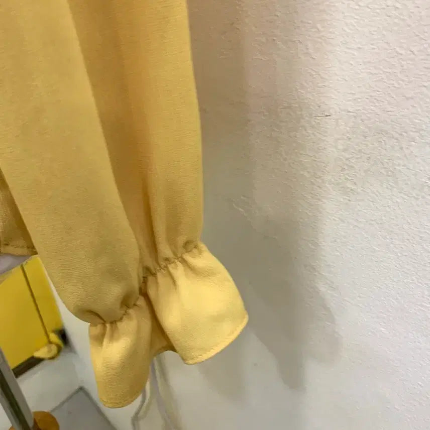 [SOLD OUT] 로엠/옐로우 프릴 블라우스 진주버튼 단추