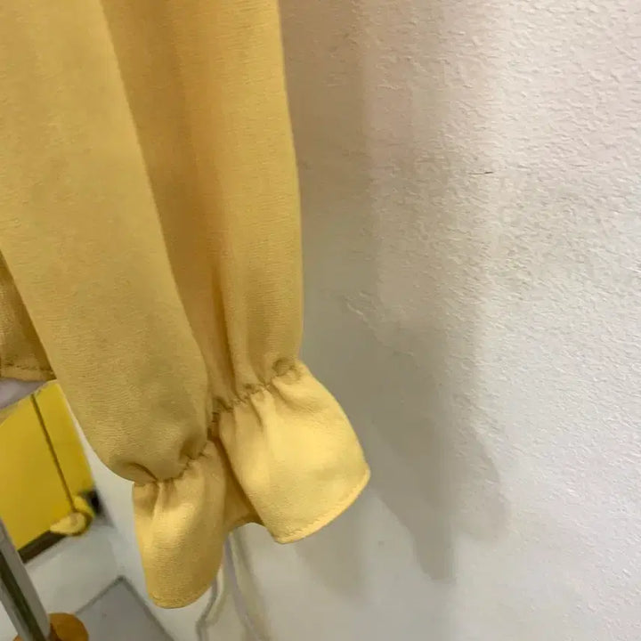 [SOLD OUT] 로엠/옐로우 프릴 블라우스 진주버튼 단추