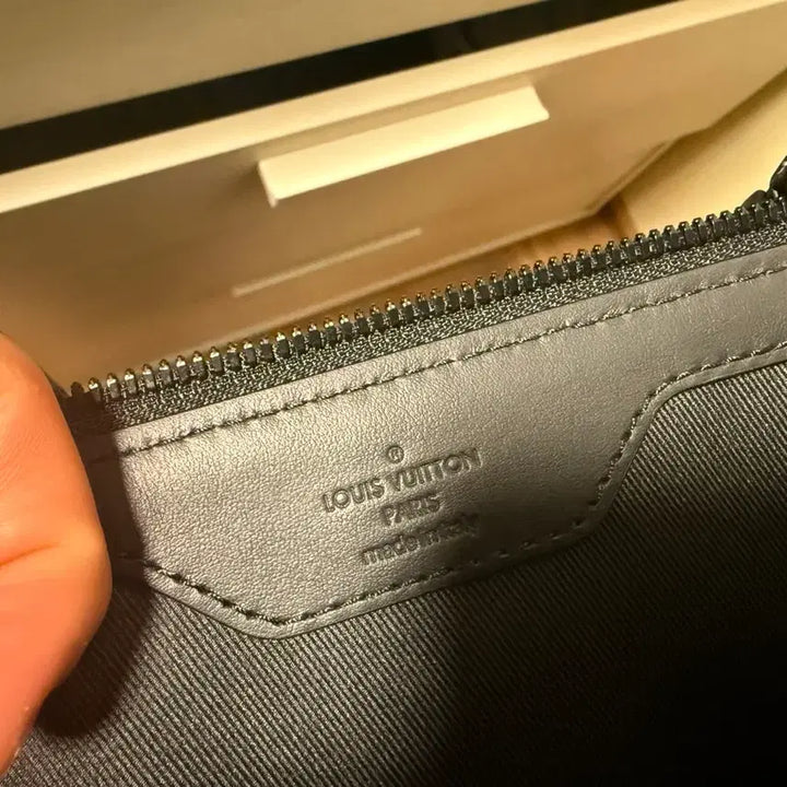 [BUNJANG] Louis Vuitton Sac Plat Toron Black Handbag / 루이비통 삭플라 토뤼옹 블랙 새상품급