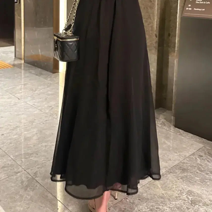 [BUNJANG] Attrangs Serin Chiffon Skirt / 아뜨랑스 세린 뒷밴딩 트임 쉬폰 스커트 블랙 팝니디!