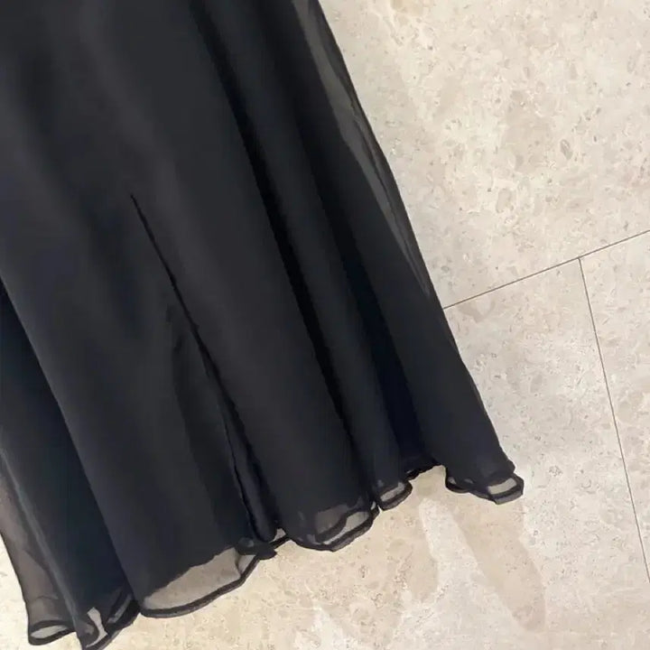 [BUNJANG] Attrangs Serin Chiffon Skirt / 아뜨랑스 세린 뒷밴딩 트임 쉬폰 스커트 블랙 팝니디!