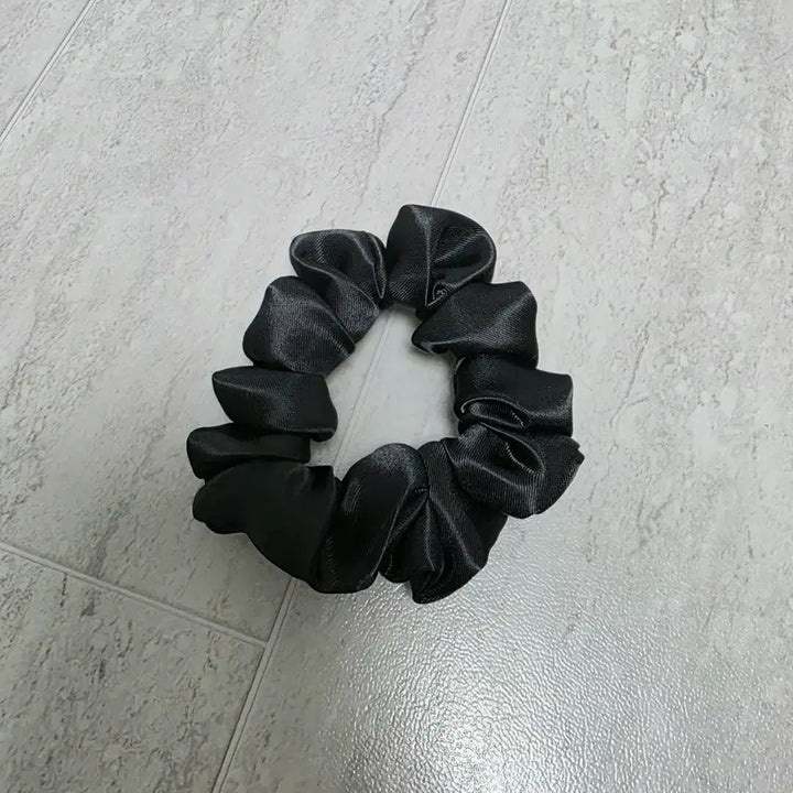 [BUNJANG] Satin Scrunchie (S) - Black / 새틴 블랙 스크런치 곱창끈_(S)소