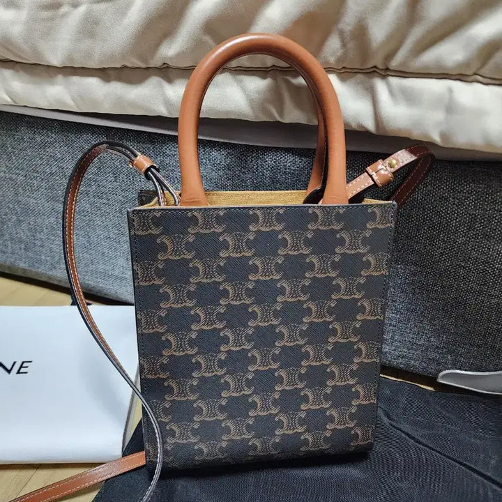 [BUNJANG] Celine Triomphe Mini Vertical Cabas Tote Bag / 셀린느 트리오페 미니 버티컬 카바스 토트백