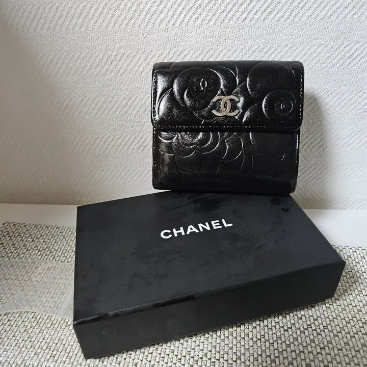 [BUNJANG] Chanel Camellia Black Leather Bi-fold Wallet / 샤넬정품은장로고블랙레더 까멜리아반지갑 15번대