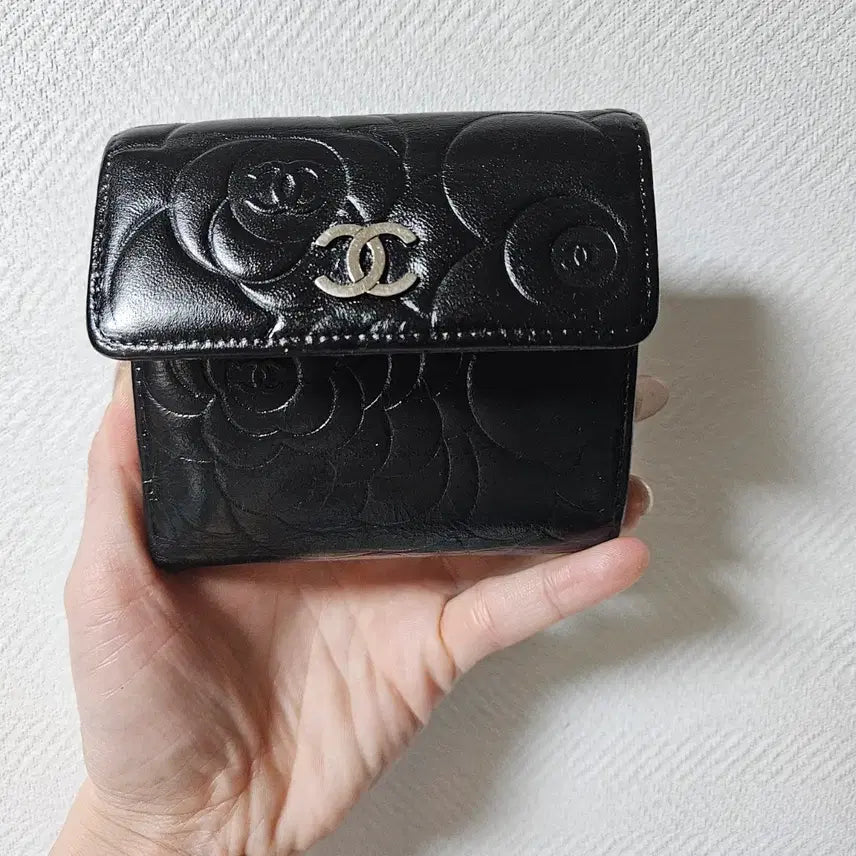 [BUNJANG] Chanel Camellia Black Leather Bi-fold Wallet / 샤넬정품은장로고블랙레더 까멜리아반지갑 15번대
