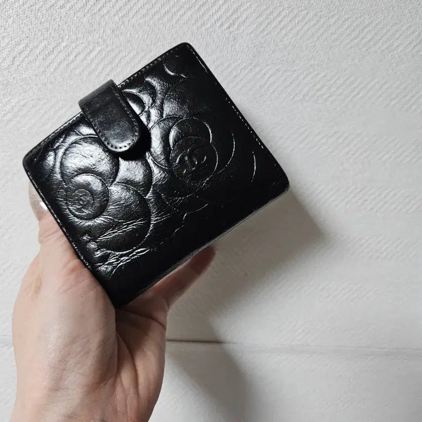 [BUNJANG] Chanel Camellia Black Leather Bi-fold Wallet / 샤넬정품은장로고블랙레더 까멜리아반지갑 15번대