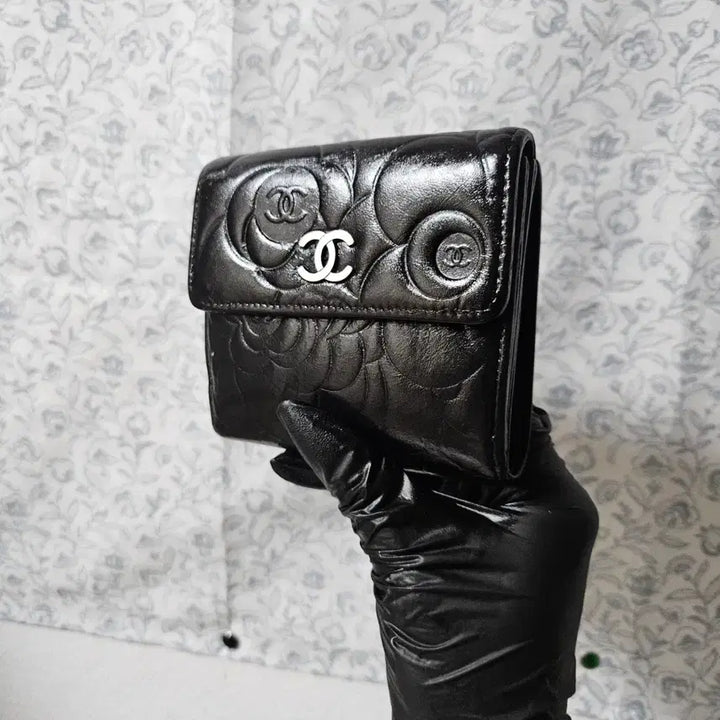 [BUNJANG] Chanel Camellia Black Leather Bi-fold Wallet / 샤넬정품은장로고블랙레더 까멜리아반지갑 15번대