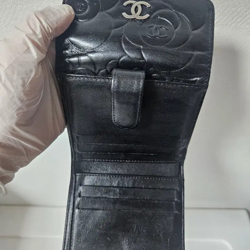 [BUNJANG] Chanel Camellia Black Leather Bi-fold Wallet / 샤넬정품은장로고블랙레더 까멜리아반지갑 15번대