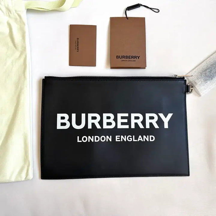 [BUNJANG] Burberry Logo Print Strap Clutch Bag / 새상품) 버버리 로고 프린팅 스트랩 클러치 백 정품