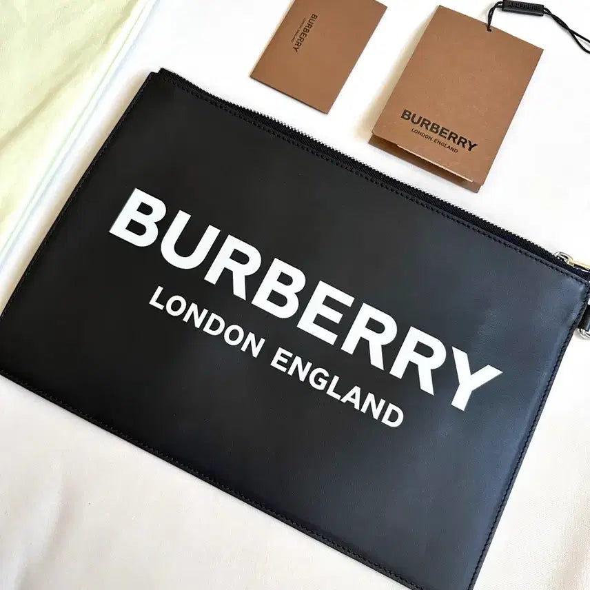 [BUNJANG] Burberry Logo Print Strap Clutch Bag / 새상품) 버버리 로고 프린팅 스트랩 클러치 백 정품