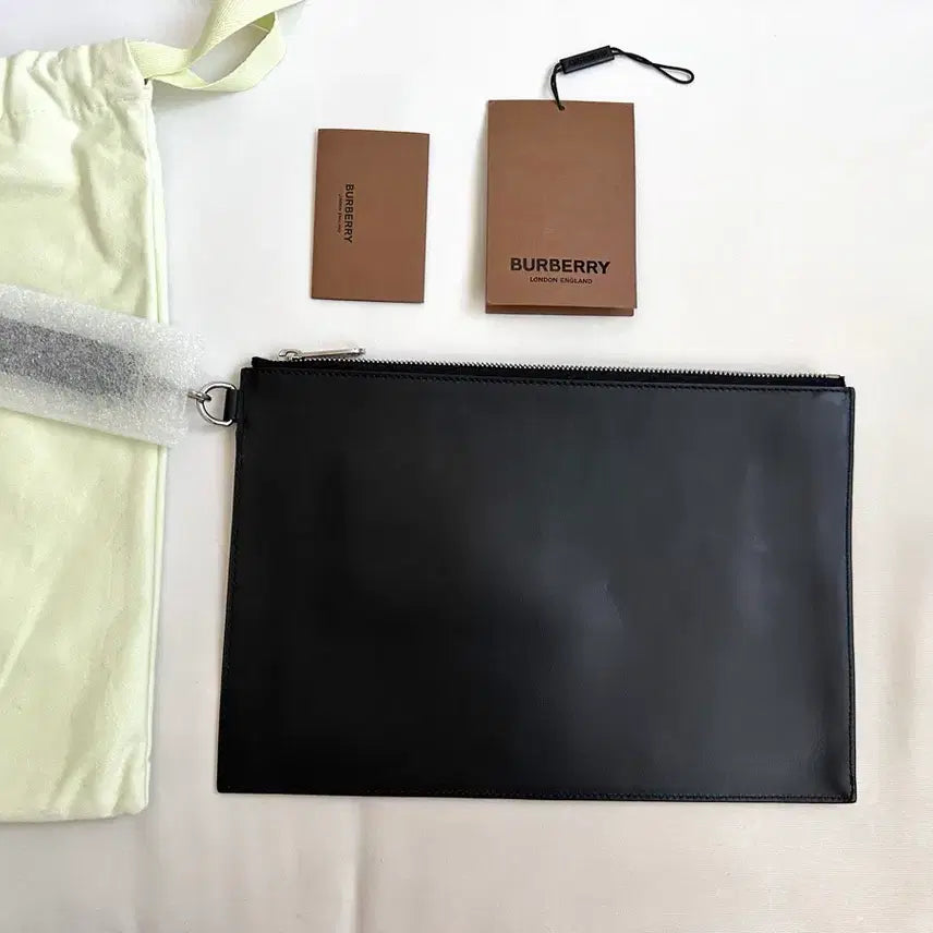 [BUNJANG] Burberry Logo Print Strap Clutch Bag / 새상품) 버버리 로고 프린팅 스트랩 클러치 백 정품