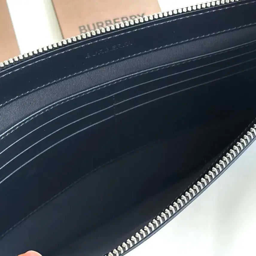 [BUNJANG] Burberry Logo Print Strap Clutch Bag / 새상품) 버버리 로고 프린팅 스트랩 클러치 백 정품