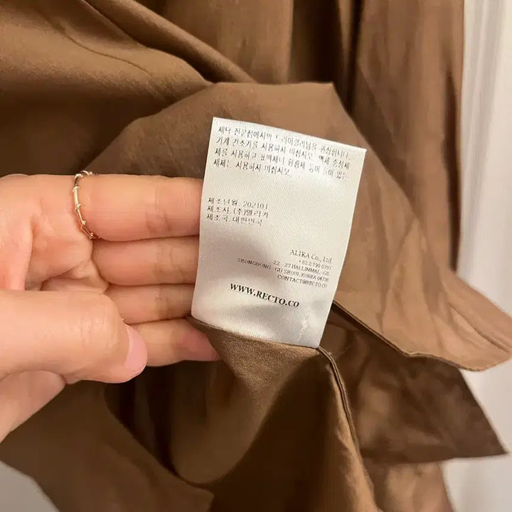 [BUNJANG] Recto Suzy Split Cuffs Shirt (Cocoa) / 렉토 수지 셔츠 Recto SPLIT CUFFS SHIRT (COCOA)