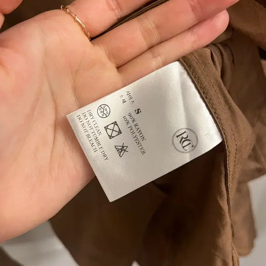 [BUNJANG] Recto Suzy Split Cuffs Shirt (Cocoa) / 렉토 수지 셔츠 Recto SPLIT CUFFS SHIRT (COCOA)