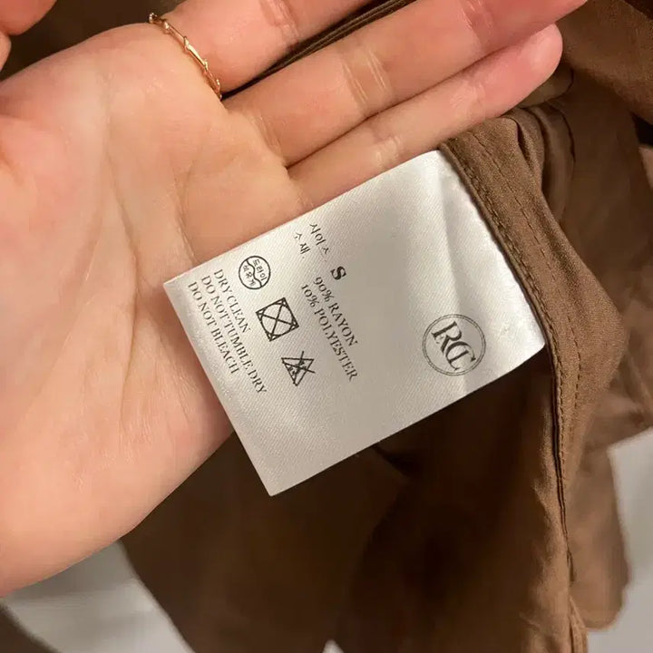 [BUNJANG] Recto Suzy Split Cuffs Shirt (Cocoa) / 렉토 수지 셔츠 Recto SPLIT CUFFS SHIRT (COCOA)