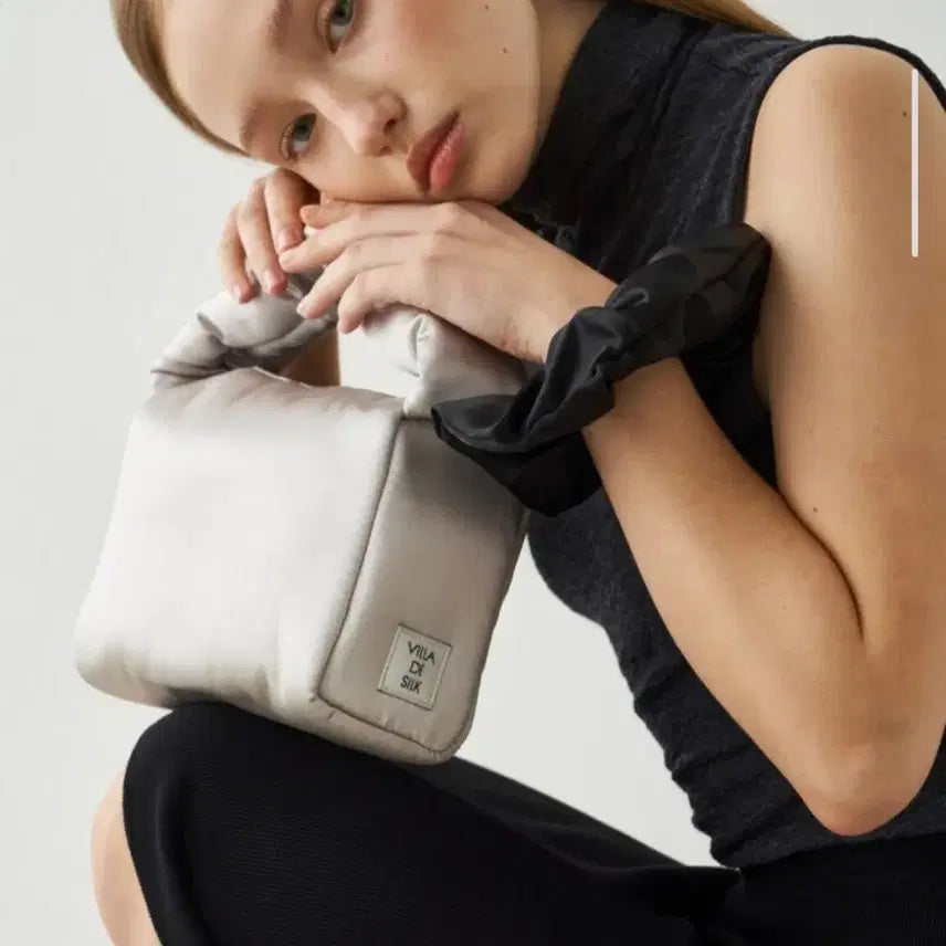 [BUNJANG] Villa de Silk Silver Padded Tote Bag / 빌라드실크 실버 패딩 토트백