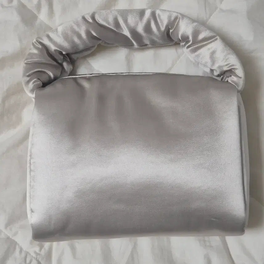 [BUNJANG] Villa de Silk Silver Padded Tote Bag / 빌라드실크 실버 패딩 토트백
