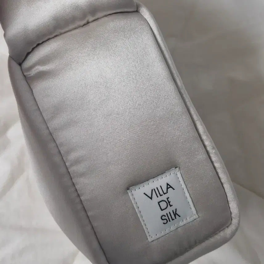 [BUNJANG] Villa de Silk Silver Padded Tote Bag / 빌라드실크 실버 패딩 토트백