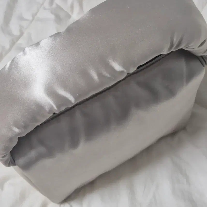 [BUNJANG] Villa de Silk Silver Padded Tote Bag / 빌라드실크 실버 패딩 토트백