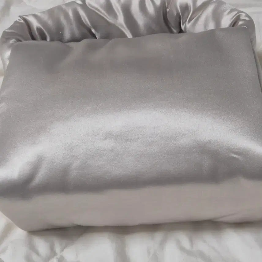 [BUNJANG] Villa de Silk Silver Padded Tote Bag / 빌라드실크 실버 패딩 토트백