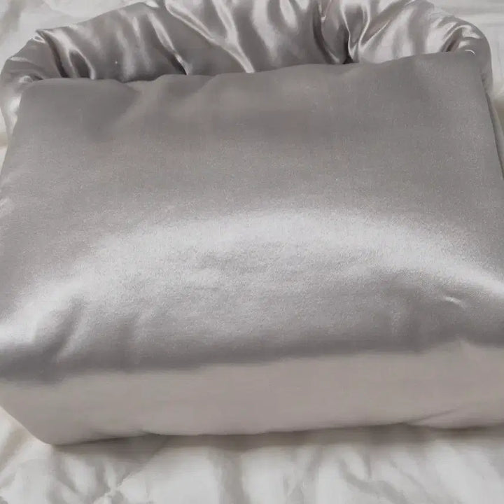 [BUNJANG] Villa de Silk Silver Padded Tote Bag / 빌라드실크 실버 패딩 토트백