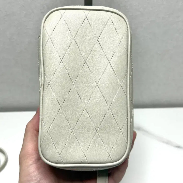 [SOLD OUT] 생로랑 미니 베니티 퀼팅 크로스백