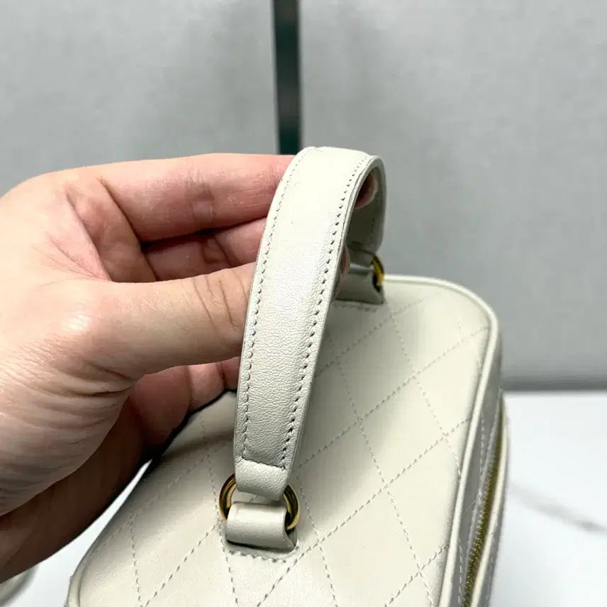 [SOLD OUT] 생로랑 미니 베니티 퀼팅 크로스백