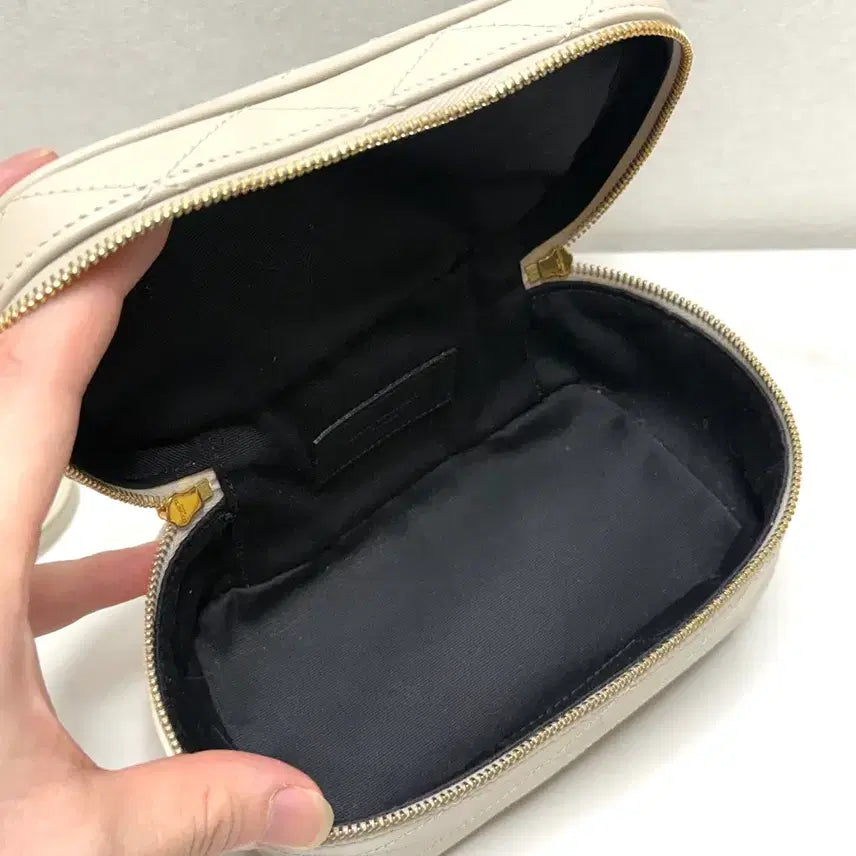 [SOLD OUT] 생로랑 미니 베니티 퀼팅 크로스백