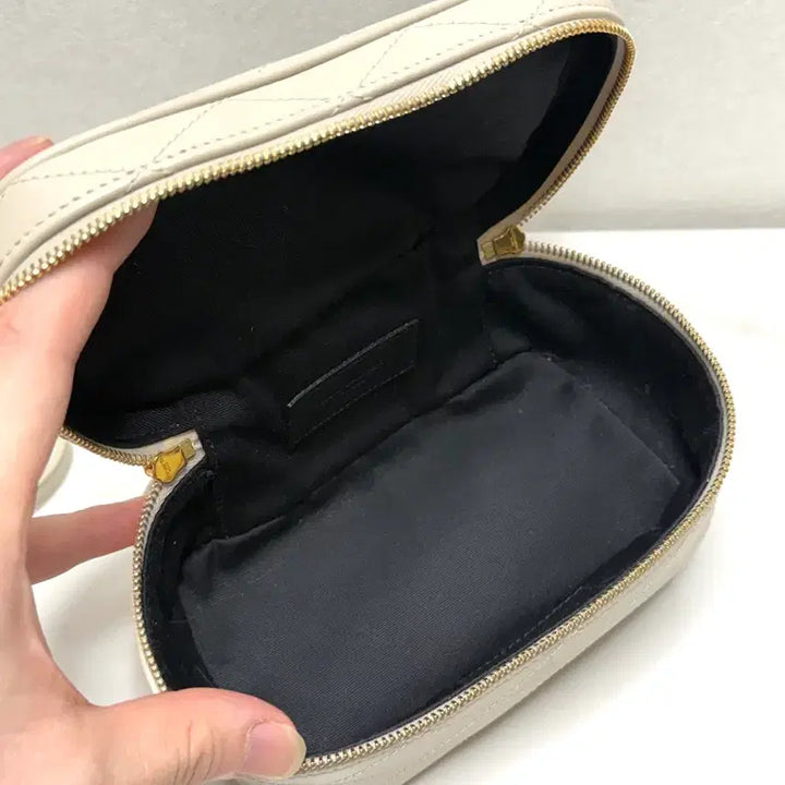 [SOLD OUT] 생로랑 미니 베니티 퀼팅 크로스백