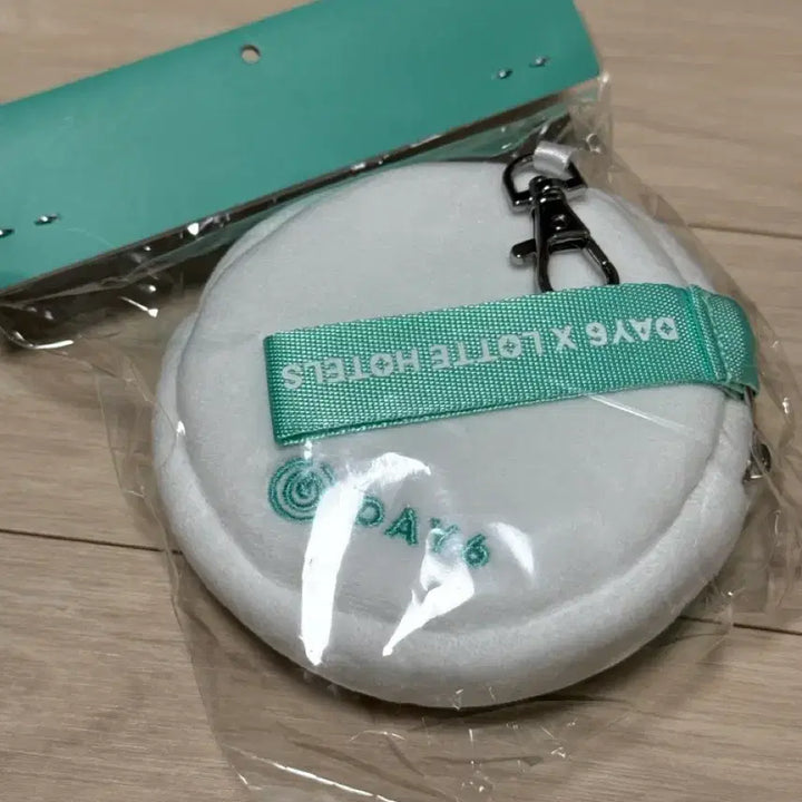 [SOLD OUT] 데이식스 10주년 롯데호텔 파우치-미개봉새상품