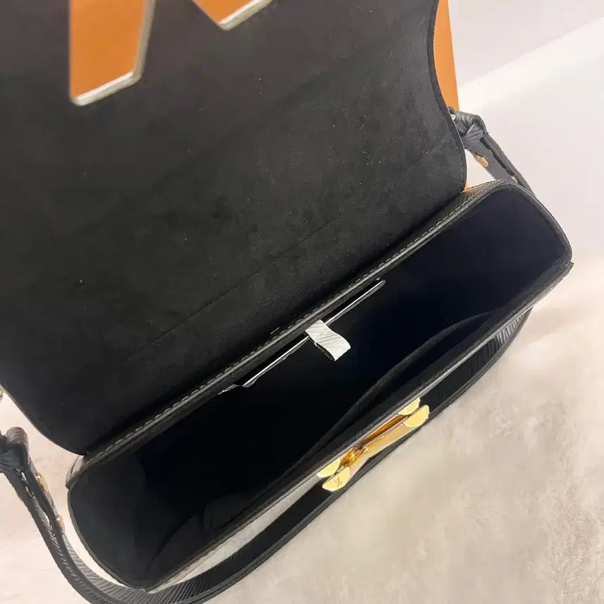 [BUNJANG] Louis Vuitton Twist MM Chain Shoulder Bag Epi Quartz Khaki Gold M53597 / 루이비통 트위스트 MM 체인 숄더백 에피 쿼츠 카키 금장 M53597