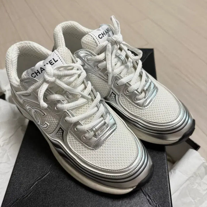 [BUNJANG] Chanel White Silver Fabric Laminated Shoes / 샤넬 스니커즈 화이트 실버 패브릭 라미네이티드 샤식스 운동화
