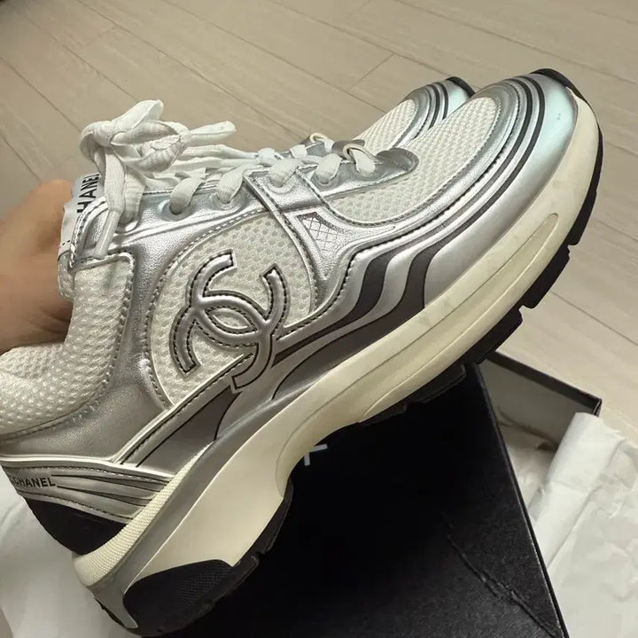 [BUNJANG] Chanel White Silver Fabric Laminated Shoes / 샤넬 스니커즈 화이트 실버 패브릭 라미네이티드 샤식스 운동화