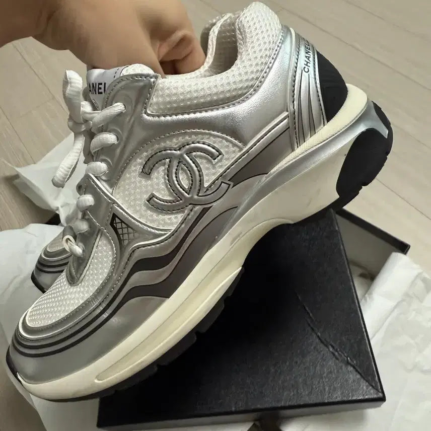 [BUNJANG] Chanel White Silver Fabric Laminated Shoes / 샤넬 스니커즈 화이트 실버 패브릭 라미네이티드 샤식스 운동화