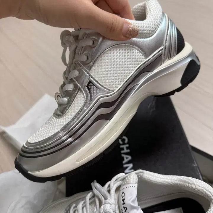 [BUNJANG] Chanel White Silver Fabric Laminated Shoes / 샤넬 스니커즈 화이트 실버 패브릭 라미네이티드 샤식스 운동화
