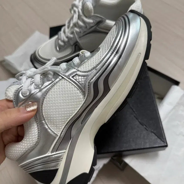 [BUNJANG] Chanel White Silver Fabric Laminated Shoes / 샤넬 스니커즈 화이트 실버 패브릭 라미네이티드 샤식스 운동화