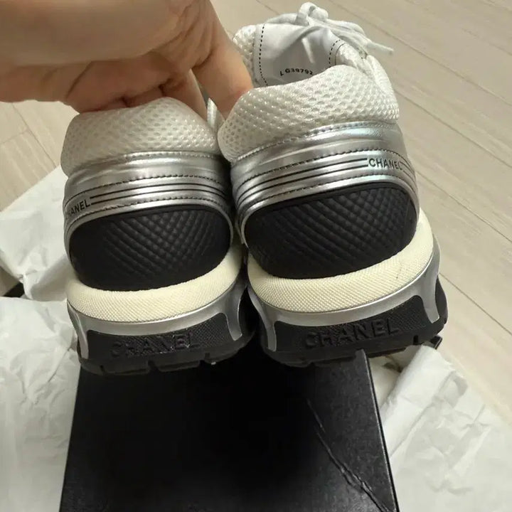 [BUNJANG] Chanel White Silver Fabric Laminated Shoes / 샤넬 스니커즈 화이트 실버 패브릭 라미네이티드 샤식스 운동화