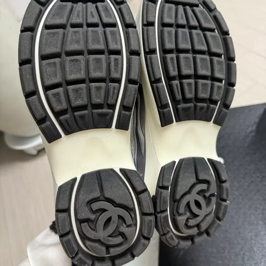 [BUNJANG] Chanel White Silver Fabric Laminated Shoes / 샤넬 스니커즈 화이트 실버 패브릭 라미네이티드 샤식스 운동화