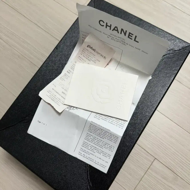 [BUNJANG] Chanel White Silver Fabric Laminated Shoes / 샤넬 스니커즈 화이트 실버 패브릭 라미네이티드 샤식스 운동화