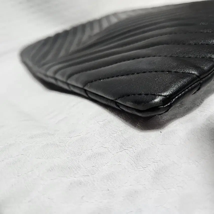 [BUNJANG] Yves Saint Laurent Matelasse Black Clutch Bag / 입생로랑 마틀라세 블랙 클러치 백